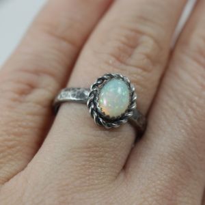opal, srebro, opal etiopski, biżuteria srebrna, pierścionek z opalem, pierścionek młotkowany, biżuteria autorska, chileart